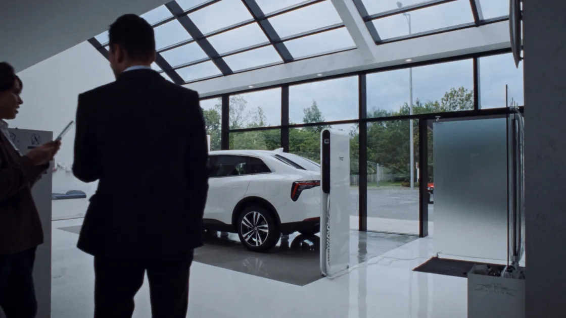 Autohaus mit Elektrofahrzeug und DC-Ladesäule im Showroom