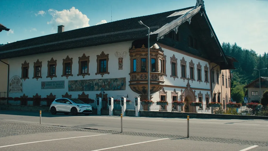 Bayerischer Marktplatz mit Rathaus und öffentlichen Ladesäulen
